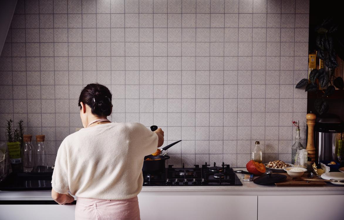 vrouw in de keuken aan het koken