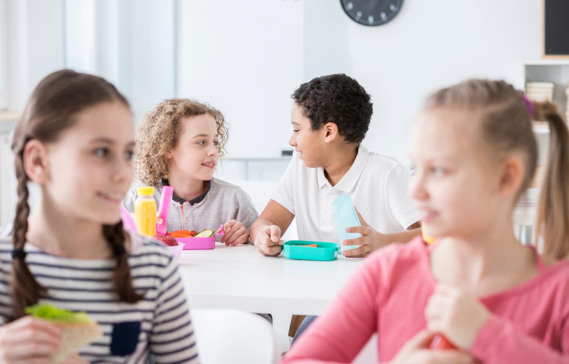 kinderen eten op lagere school