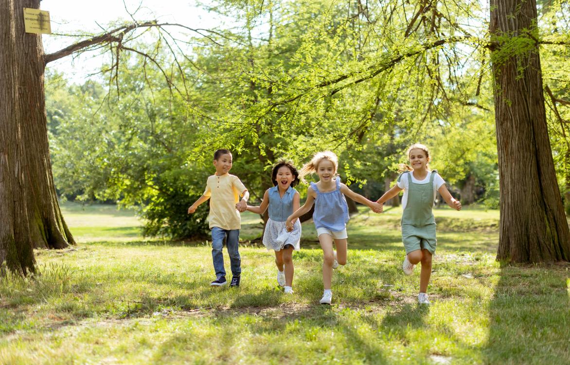 blije kinderen spelen